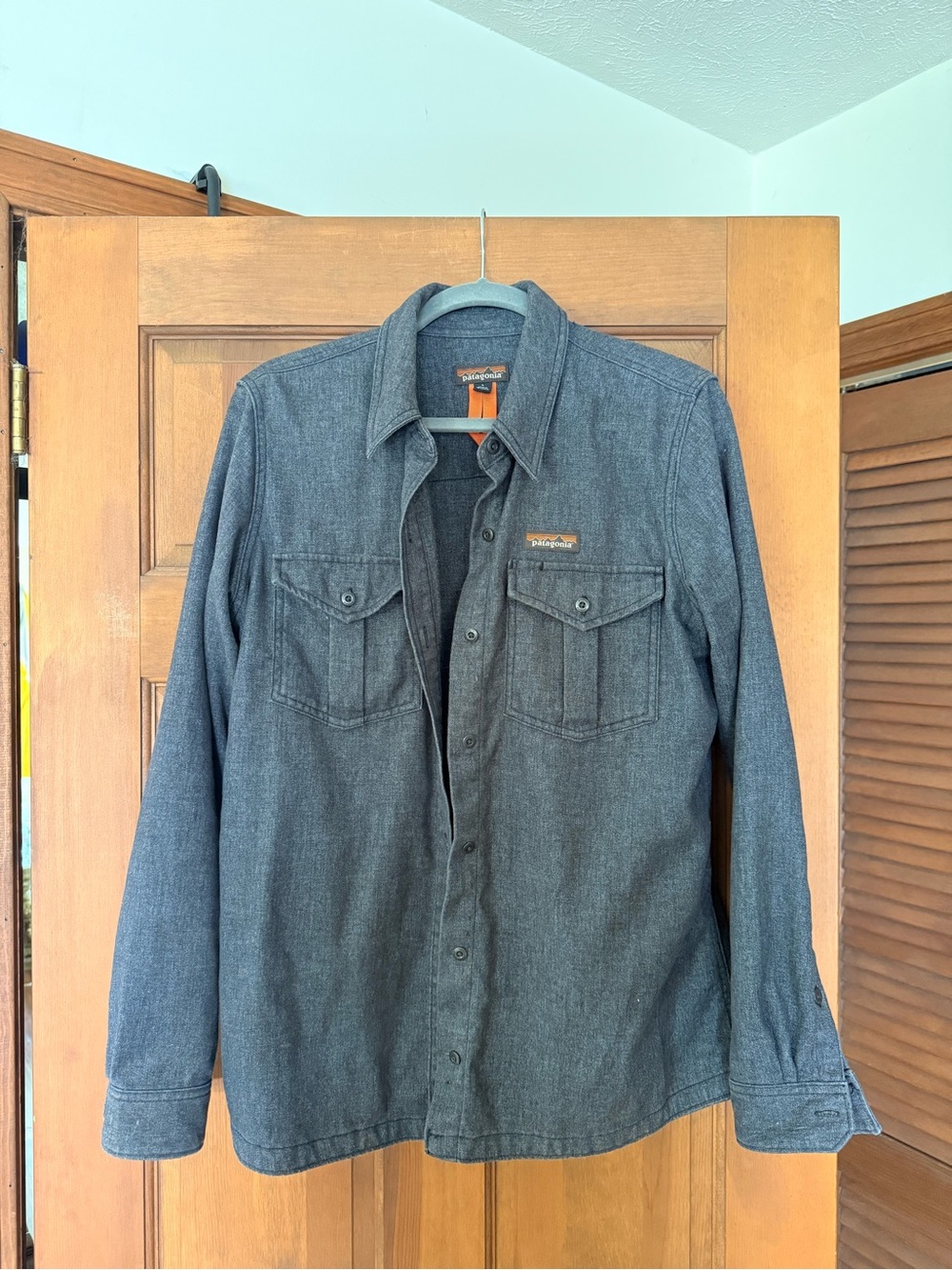 Patagonia Women’s Charcoal Gray Lightweight Button-Up Shirt Jacket